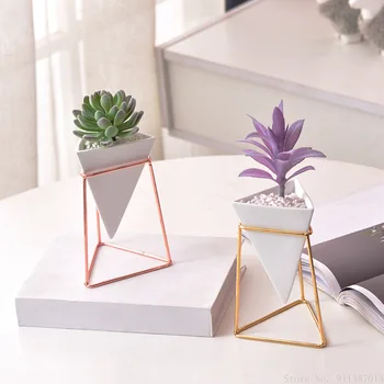 Iskandinav raf masaüstü dekor makyaj kutusu raf seramik galvanik metal etli saksı yaratıcı üçgen saksı